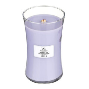 Woodwick Lavender Spa sveća od 609.5 g u staklenoj posudi svetloljubičaste boje.