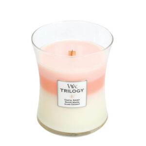 Mirisna sveća Woodwick Trilogy u staklenoj čaši sa tri sloja boja: bež