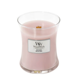 Woodwick sveća sa mirisom ružinog drveta u staklenoj posudi.