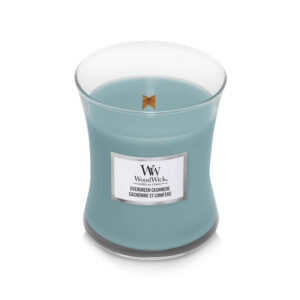 Staklena sveća plave boje sa etiketom brenda Woodwick.