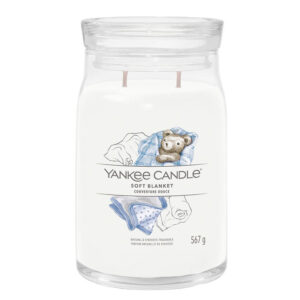 Staklena sveća Yankee Candle Soft Blanket sa ilustracijom plišanog medveda umotanog u plavu deku.