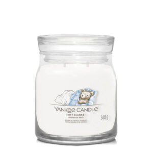 Sv sveća Yankee Candle Soft Blanket sa ilustracijom plišanog medveda na etiketi.