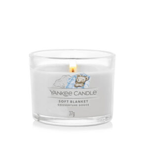 Śveća Yankee Candle Soft Blanket s mirisom u staklenoj posudi i motivom medvedića.