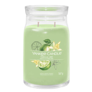 Zelena sveća Yankee Candle mirisa vanile i limete u staklenoj posudi sa dva fitilja.