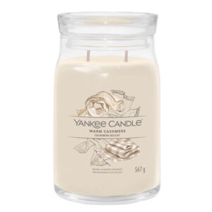 Staklena sveća Yankee Candle mirisne note toplog kašmira.