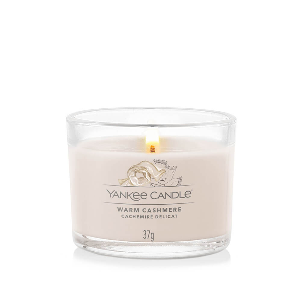 WARM CASHMERE-6 Proizvod Yankee Candle Warm Cashmere sveća u staklenoj čaši sa upaljenim plamenom.