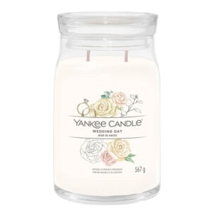 Sveća Yankee Candle Wedding Day sa cvetnim motivima na etiketi.