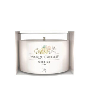 Sveća Yankee Candle Wedding Day sa cvetnim motivima u elegantnoj ambalaži.