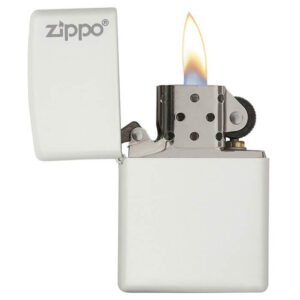 Zippo upaljač bele boje sa logom Zippo na poklopcu, otvoren i upaljen