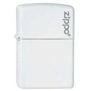 Belo Zippo upaljač sa vertikalnim logotipom na gornjem desnom uglu.