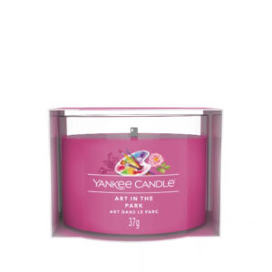 Ružičasta Yankee Candle sveća sa umetničkim motivom na etiketi.