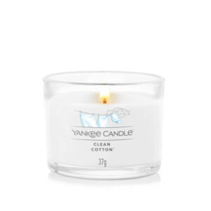 Staklena sveća sa logom brenda Yankee Candle i nazivom mirisa "Clean Cotton".