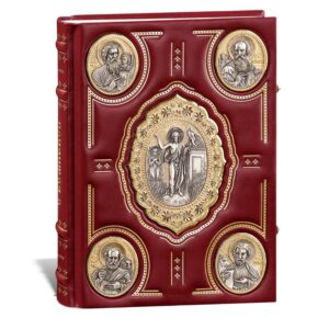 Umjetnički urezana crvena kožna korica knjige sa zlatnim i srebrnim reljefima svetaca.