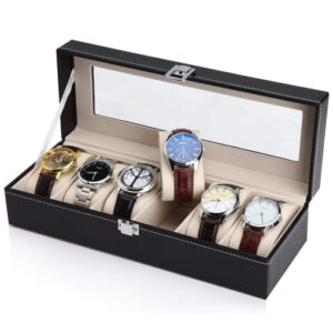 Elegantna kutija sa šest satova uredno postavljenih u otvorenom držaču.