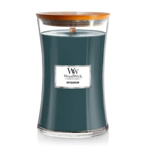 Antiquarium velika mirisna sveća brenda woodwick tamno zelene boje u staklenoj tegli.