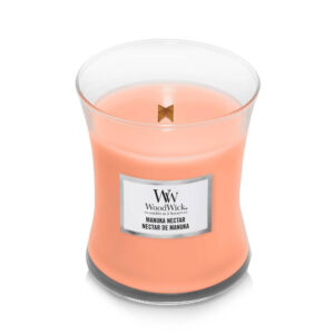 Manuka nektar mirisna sveća srednja, woodwick brenda u staklenoj tegli, svetlo narandžaste boje.