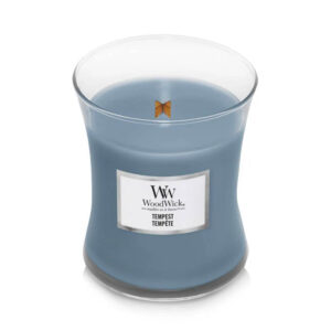 Mirisna sveća tempest, medium, u staklenoj tegli plave boje, brenda woodwick.