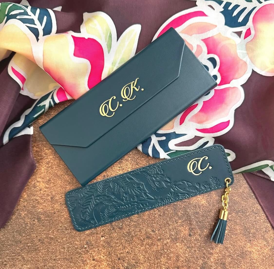 Unikatni kožni pokloni sa inicijalima – etui i obeleživač za knjige