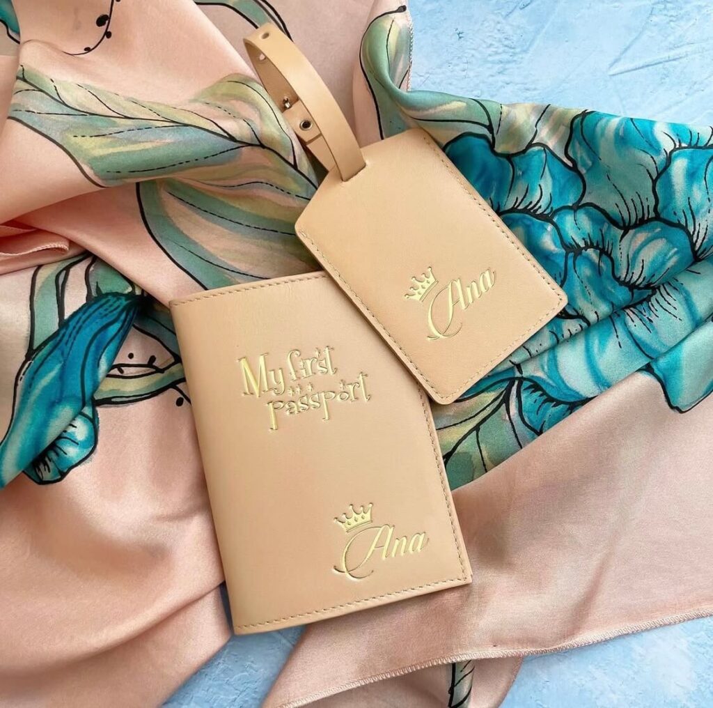 Personalizovani poklon - futrola za pasos sa imenom ana, bež boje